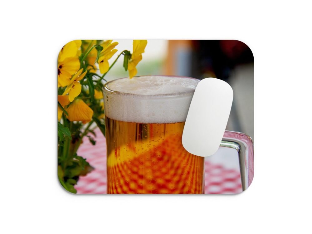 Egérpad söröskruhokkal és virágokkal dekorálva.