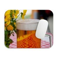 Egérpad söröskruhokkal és virágokkal dekorálva.