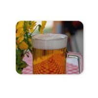 Sörö egy egérpadon, virágok mellett.