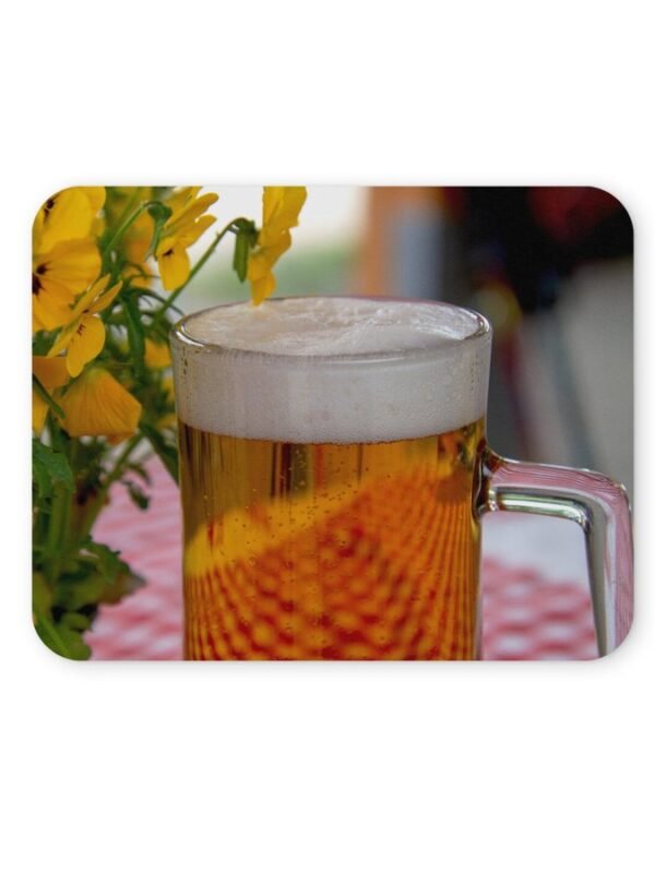 Sörö egy egérpadon, virágok mellett.