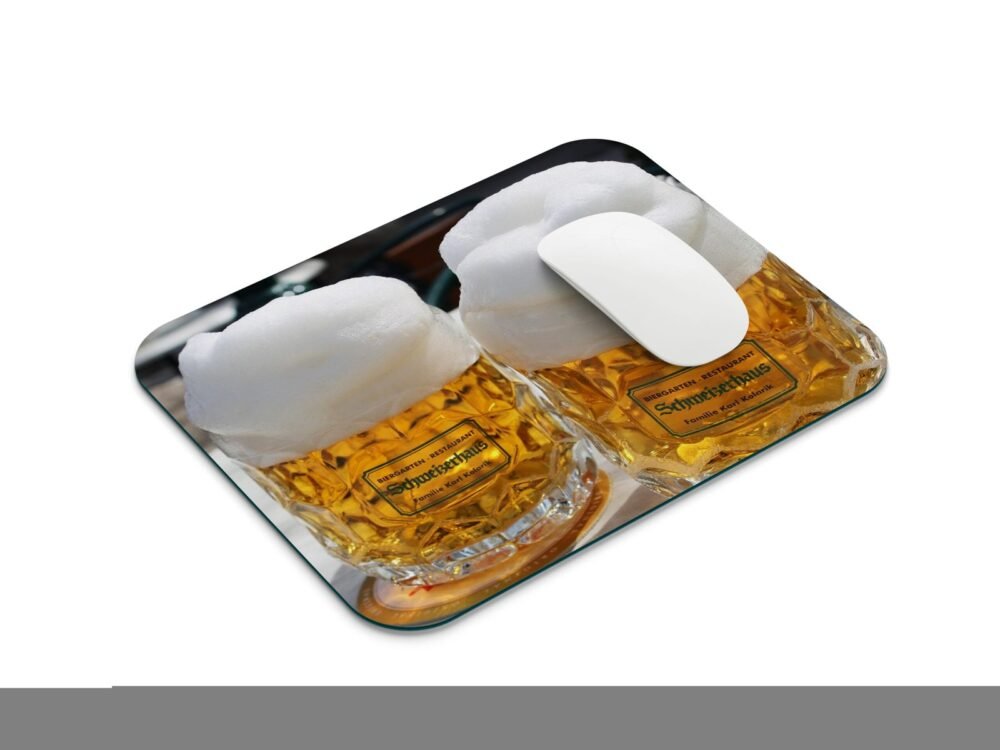 Sörösképekkel díszített egérpad számítógépes egérrel.