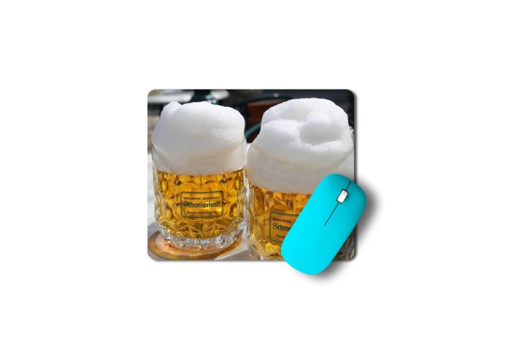 Egérpad képpel: két söröspohár habbal és egy türkiz egér mellette.