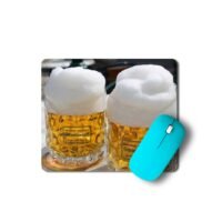 Egérpad képpel: két söröspohár habbal és egy türkiz egér mellette.