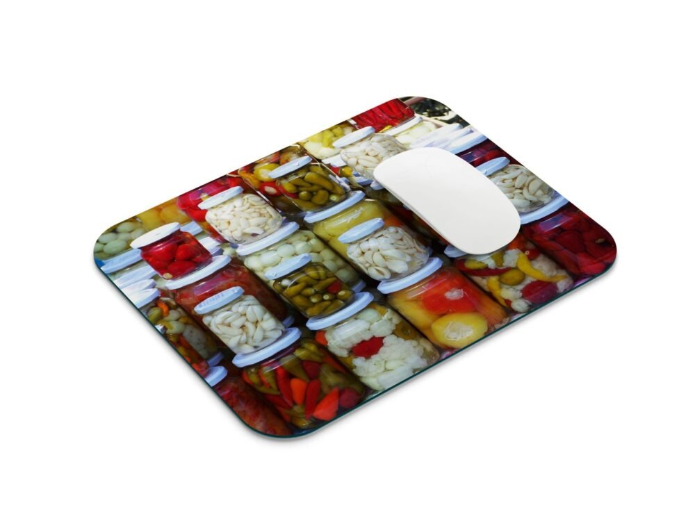 Egérpad üvegekben lévő savanyúságokkal, egér mellé helyezve.