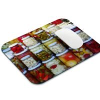 Egérpad üvegekben lévő savanyúságokkal, egér mellé helyezve.