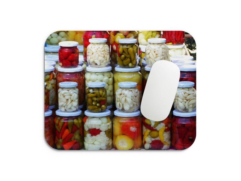 Egérpad színes, befőzött zöldségekkel és egy egérrel.