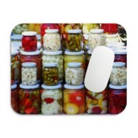 Egérpad színes, befőzött zöldségekkel és egy egérrel.