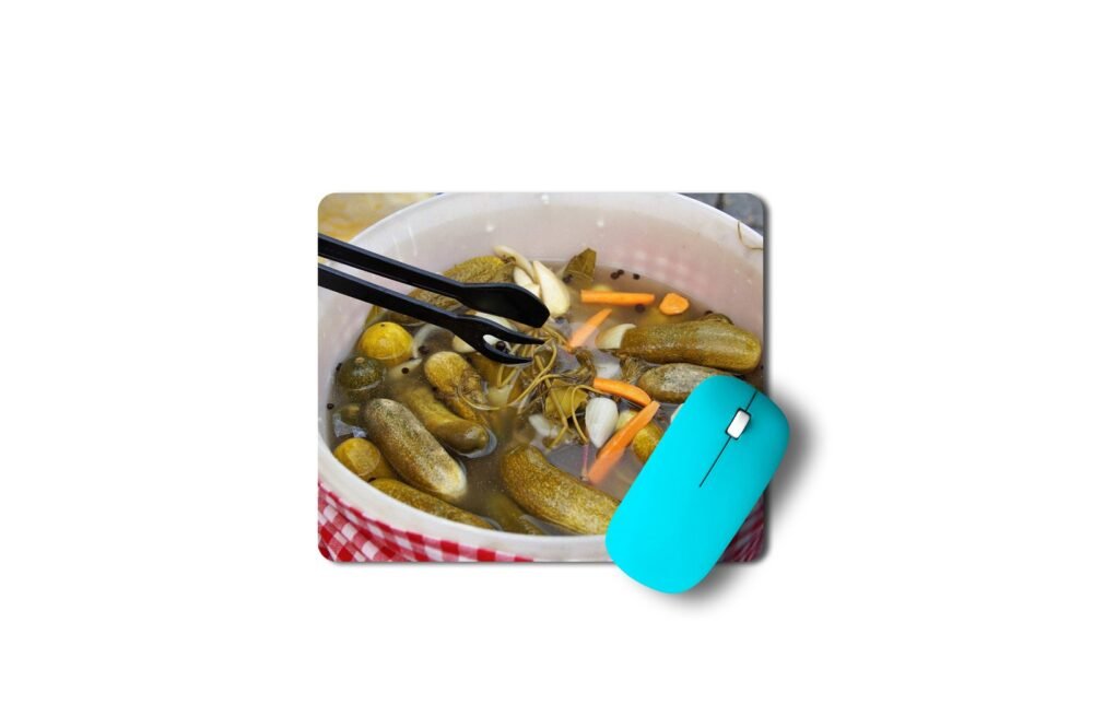 Egérpad uborkás képpel és egérrel.
