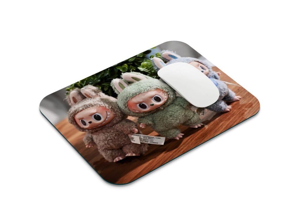 nyuszi jelmezben játékfigurás egérpad 001